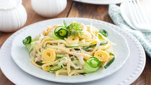 Sałatka Paseczkowa to prosta przekąska, którą możesz podać gościom na imprezie czy podczas uroczystości