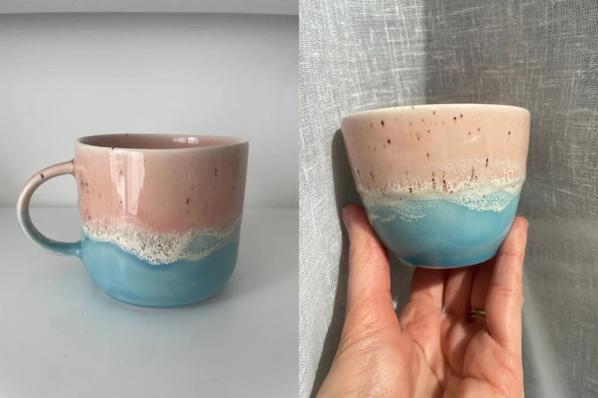 Ceramiczny kubek o unikalnym wzorze przypominającym fale morskie, w odcieniach niebieskiego i różowego, umieszczony na jasnym tle.