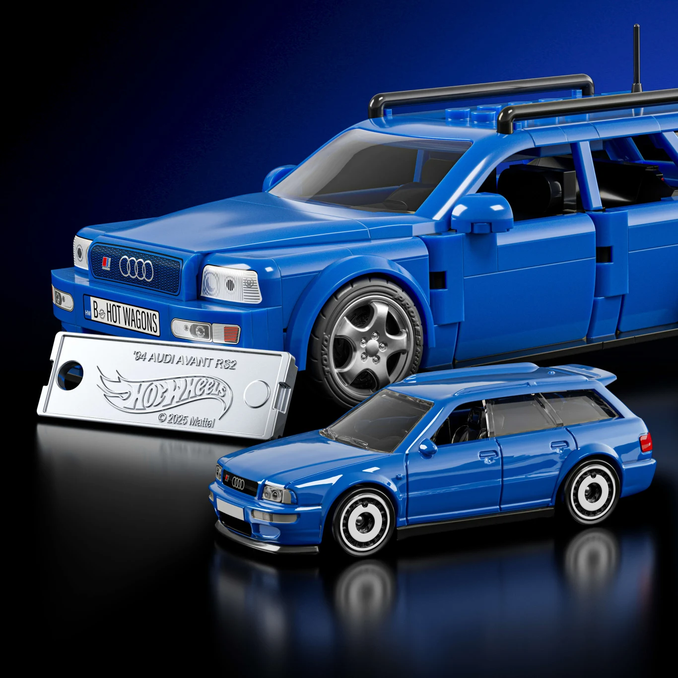 Niebieski model samochodu Audi Avant RS2 wykonany z klocków, obok znajduje się metalowy model tej samej wersji auta, a także srebrna płytka z logiem Hot Wheels i nazwą modelu, wszystko na niebieskim tle.
