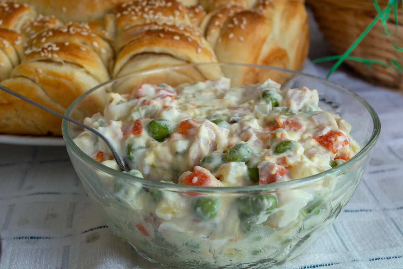 Sałatka na Boże Narodzenie powinna być dość klasyczna, aby każdy mógł jej skosztować Sałatka na Boże Narodzenie powinna być dość klasyczna, aby każdy mógł jej skosztować