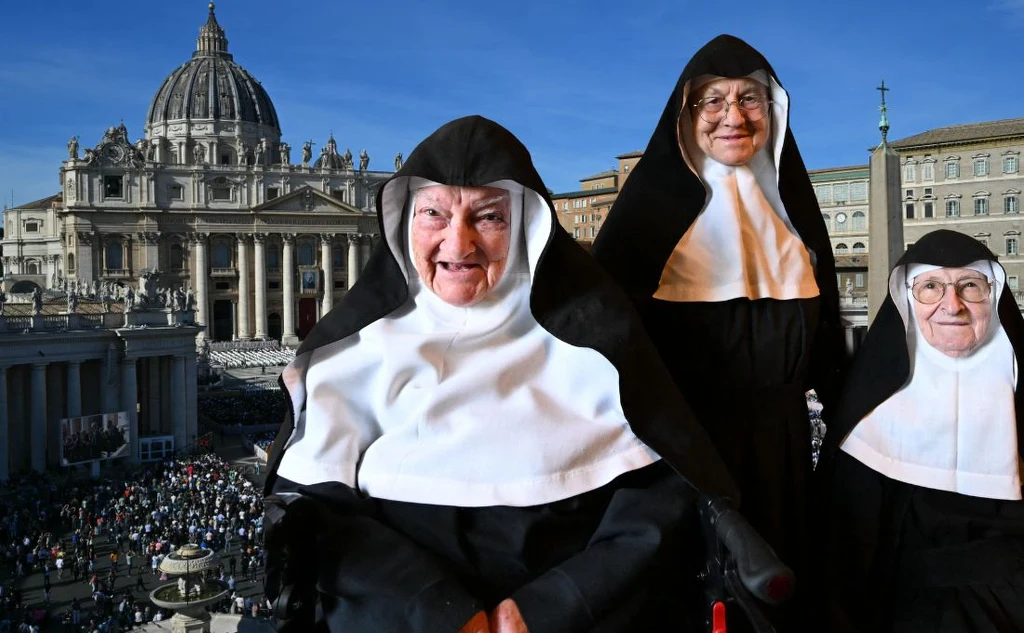 Zakonnice z klasztoru w Austrii nie odpuszczają. Jest list do Watykanu Trzy starsze zakonnice w habitach stoją na tle Placu Świętego Piotra oraz Bazyliki św. Piotra w Watykanie. W oddali tłum zgromadzonych osób pod jasnym, niebieskim niebem.