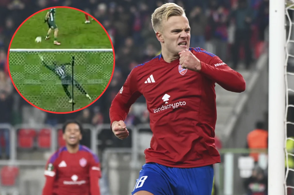 Piłkarz w czerwonej koszulce cieszy się po zdobyciu bramki na stadionie podczas meczu piłkarskiego, w tle widoczni są inni zawodnicy oraz trybuny pełne kibiców; w lewym górnym rogu znajduje się wstawka przedstawiająca moment strzału zawodnika i bramkar...