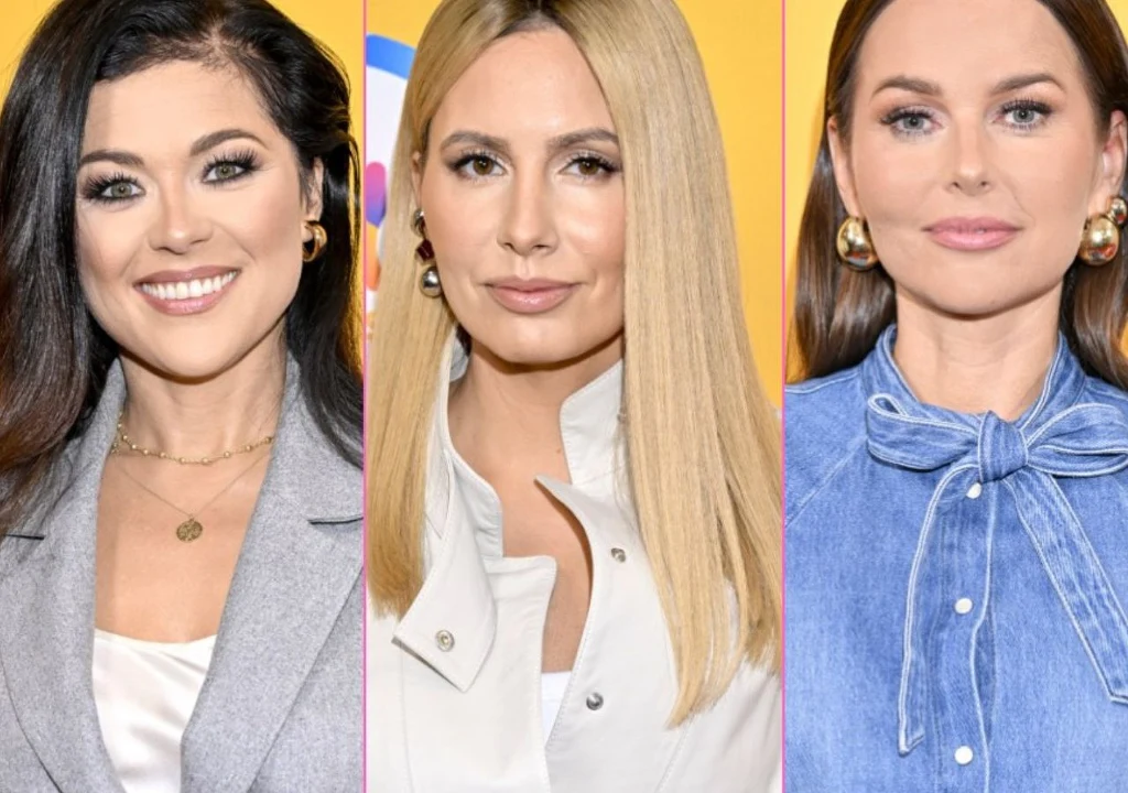 Trzy kobiety pozujące do zdjęcia na tle w ciepłym, żółtym kolorze, każda z nich ubrana w eleganckie stroje w różnych stylach, z widocznymi makijażami i fryzurami podkreślającymi ich rysy twarzy.