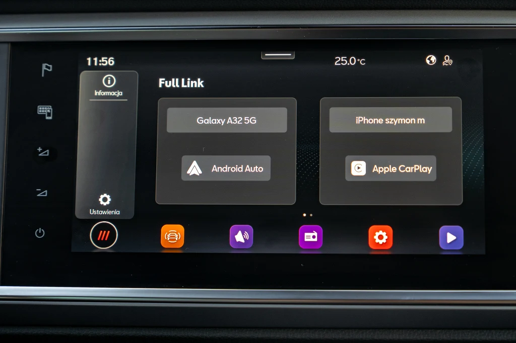 Ekran dotykowy systemu multimedialnego w samochodzie z widocznym menu Full Link, oferującym opcje połączenia smartfonów Galaxy A32 5G oraz iPhone, a także integrację z Android Auto i Apple CarPlay. Ikony funkcji i aplikacji poniżej głównego menu oraz p...