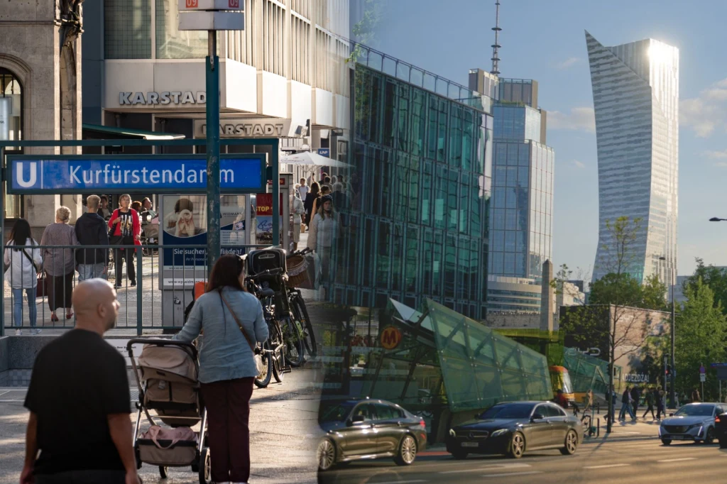 Miejska scena z połączeniem dwóch różnych miast. Po lewej stronie zatłoczony chodnik przed wejściem do metra Kurfürstendamm w Berlinie, ludzie przechodzący, pchający wózki i otoczeni budynkami. Po prawej nowoczesne centrum z wysokimi przeszklonymi biur...