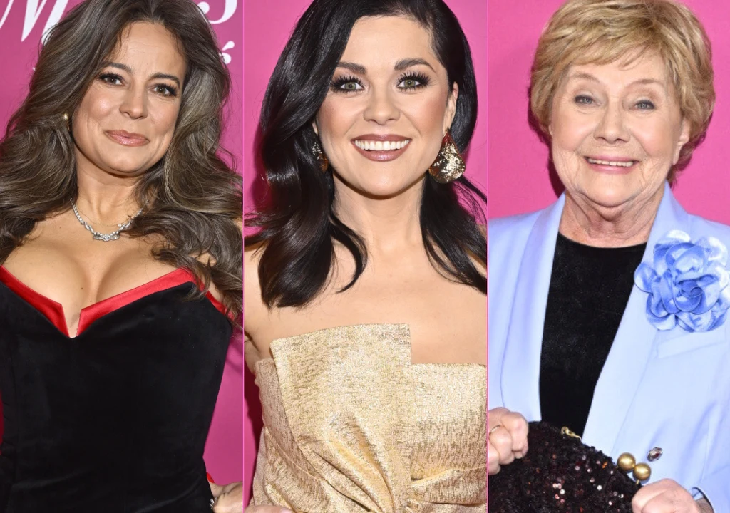 Anna Mucha, Katarzyna Cichopek, Teresa Lipowska na 25-leciu serialu "M jak miłość" Trzy kobiety w eleganckich strojach pozują na tle różowej ścianki. Pierwsza ma ciemne, długie włosy i czarną suknię z czerwonym akcentem, druga w złotej, błyszczącej kreacji z rozpuszczonymi, ciemnymi włosami, trzecia starsza pani w jasnoniebieskim żak...