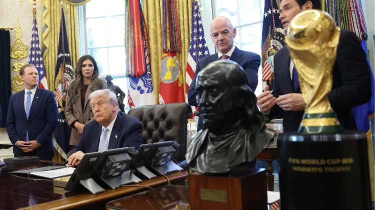 Administracja Donalda Trumpa rozważa zatrzymania na stadionach podczas mundialu Kilka osób stoi oraz siedzi w bogato zdobionym wnętrzu biura, na którym w centralnym punkcie widoczny jest mężczyzna przy dużym biurku. Na pierwszym planie znajduje się popiersie oraz puchar FIFA World Cup Winner’s Trophy. W tle widoczne są flagi, złot...