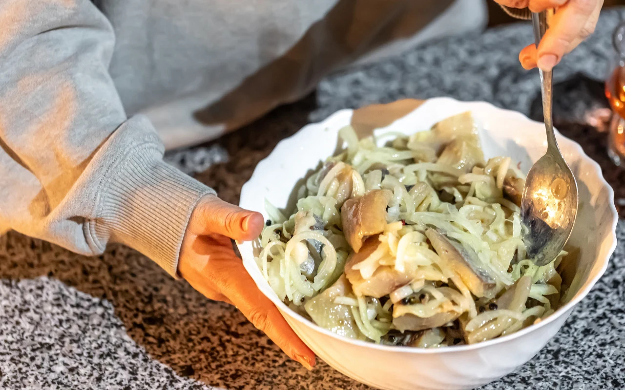 "Śledzie proboszcza" to hit świątecznego stołu. Jak je przygotować?