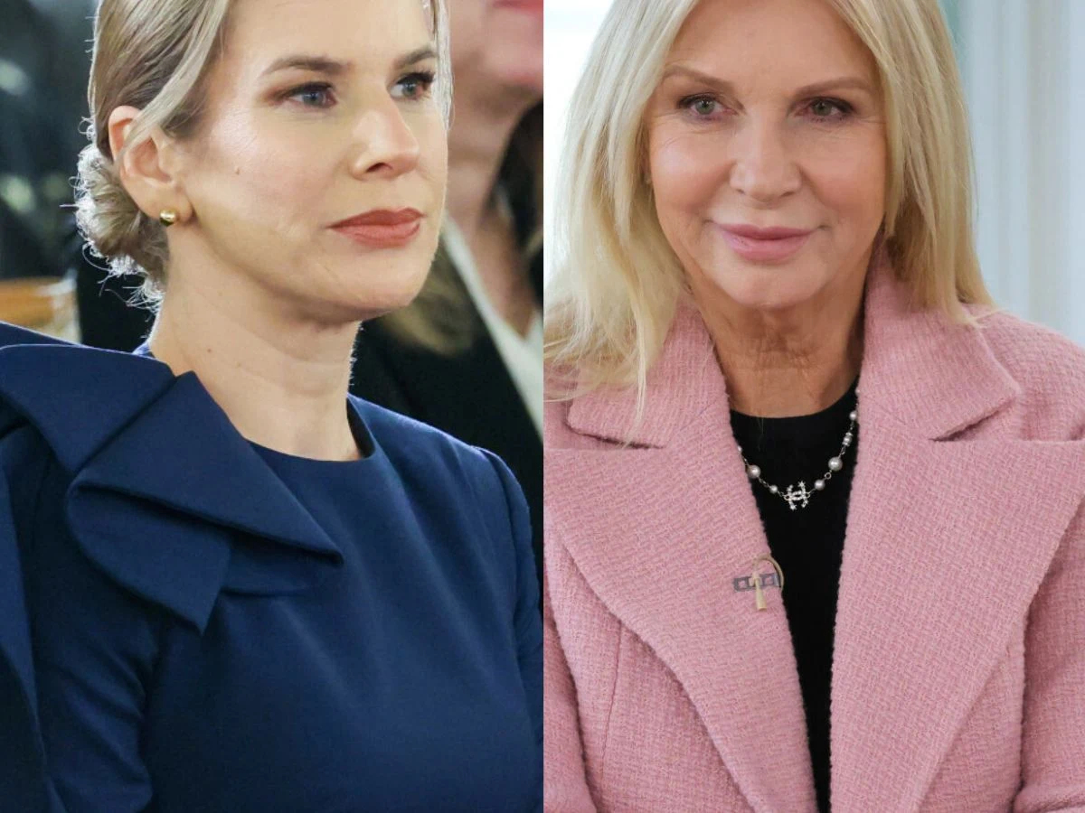 Marta Nawrocka, Mariola Borajska-Ferenc Dwie kobiety z jasnymi włosami, sfotografowane na tle wnętrz, jedna ubrana w granatową sukienkę z ozdobnym detalem na ramieniu, druga w różowy żakiet i czarną bluzkę, obie prezentują się elegancko.