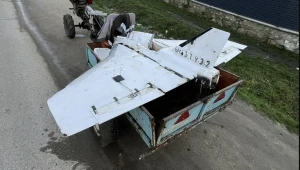 Rolnik znalazł na polu rosyjski dron. Załadował go na ciągnik i w drogę