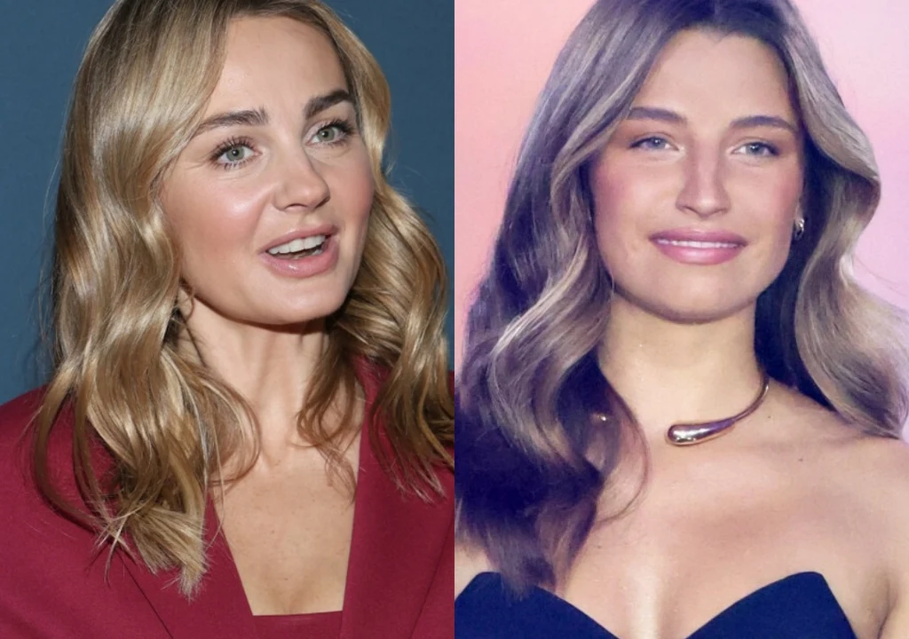 Dwie kobiety o jasnych włosach, obie ubrane elegancko, jedna w czerwonym żakiecie, druga w czarnej sukni i z widocznym naszyjnikiem, patrzą w stronę aparatu i uśmiechają się, tło jednolite.