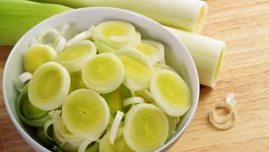 Ma mało kalorii, może pomóc obniżyć cholesterol. Z pora zrobisz nie tylko sałatkę