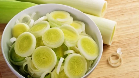 Ma mało kalorii, może pomóc obniżyć cholesterol. Z pora zrobisz nie tylko sałatkę