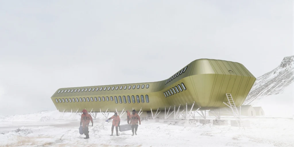 Stacja badawcza o nowoczesnej, podłużnej konstrukcji na podwyższeniu, stojąca na śnieżnym, pustynnym krajobrazie, przed którą trzech ludzi w kolorowych kombinezonach idzie przez zamieć śnieżną.