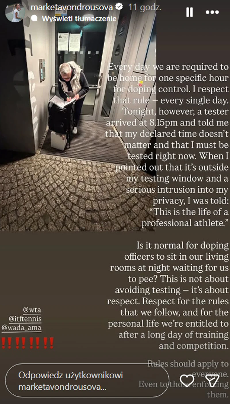 Wpis Markety Vondrousovej na Instagramie Osoba siedząca na krześle na korytarzu w pobliżu drzwi do mieszkania, trzymająca dokumenty i torbę, nocna sceneria z oświetleniem sztucznym, na obrazie widoczny tekst opisujący doświadczenia związane z kontrolą antydopingową.