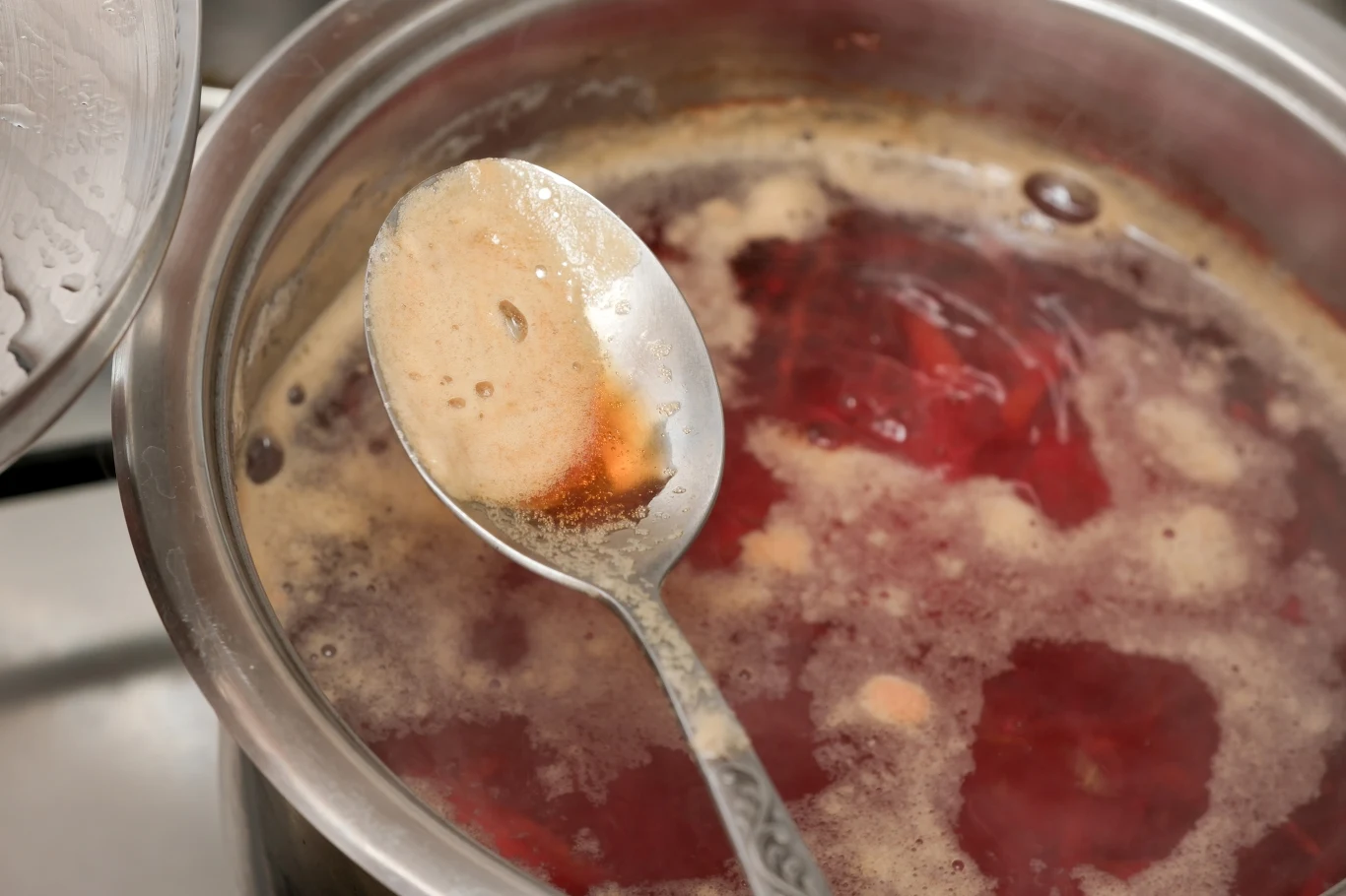 Zgodnie z jednym przesądem, nieodpowiednie gotowanie barszczu może przynieść pecha 