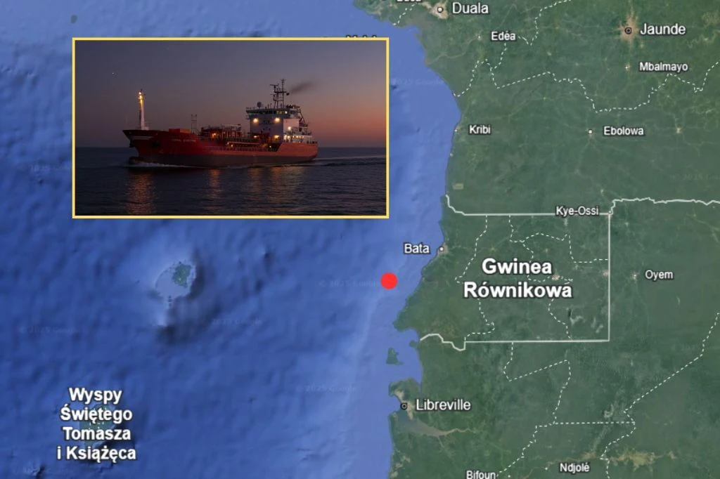 Tankowiec płynący po morzu w okolicach Gwinei Równikowej, oznaczony na mapie czerwonym punktem. W tle mapa wybrzeża Afryki Środkowej oraz Wysp Świętego Tomasza i Książęcej.