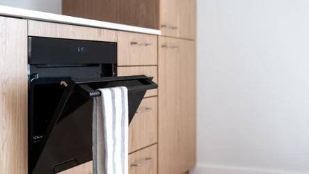 Ścierką najczęściej suszymy na piekarniku. Można jednak robić to w...szafce. 