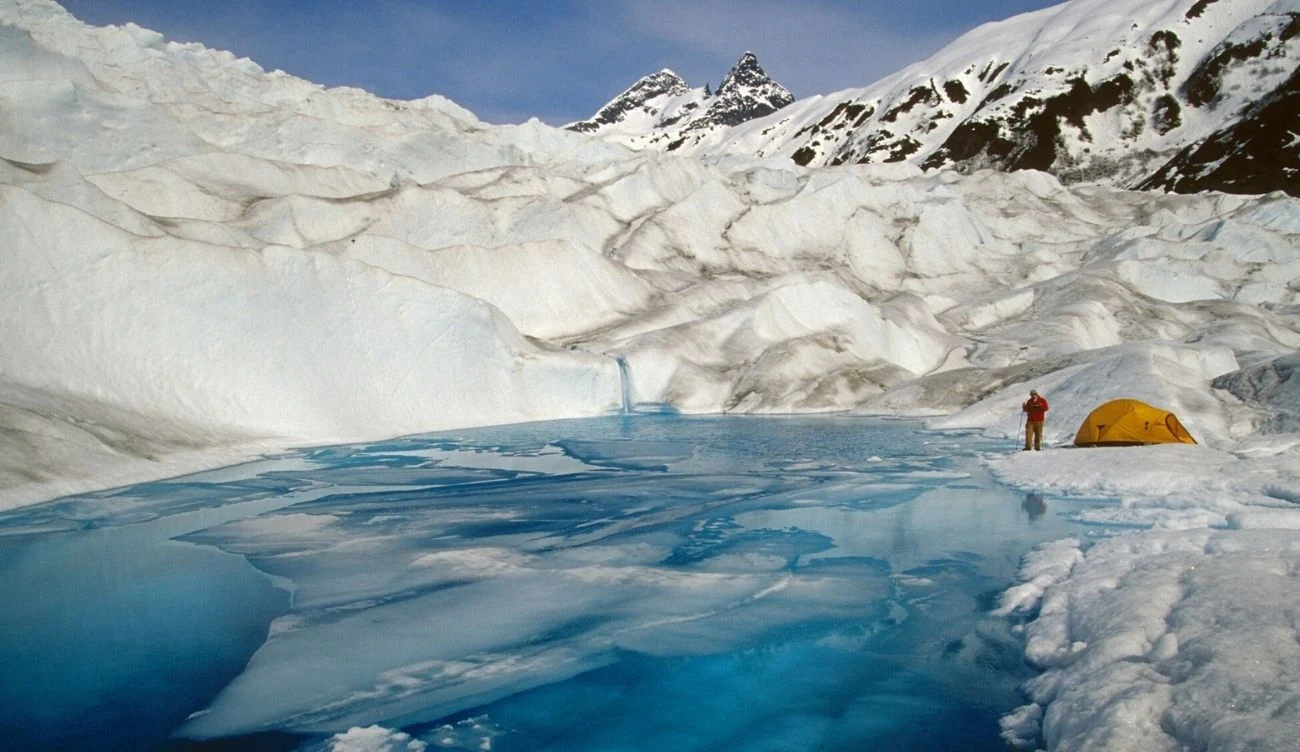 Lodowiec Mendenhall rocznie odwiedza ok. 700 tysięcy turystów