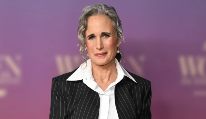 Aktorka Andie MacDowell w spiętych włosach w siwym kolorze, białej koszuli i marynarce w prążki