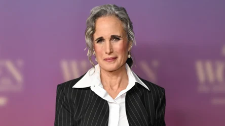 Aktorka Andie MacDowell w spiętych włosach w siwym kolorze, białej koszuli i marynarce w prążki