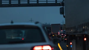 Wyprzedzasz podczas mgły? Powinieneś nacisnąć klakson