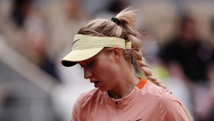 Anastazja Potapowa w trakcie "lania" od Igi Świątek. Paryż 2024