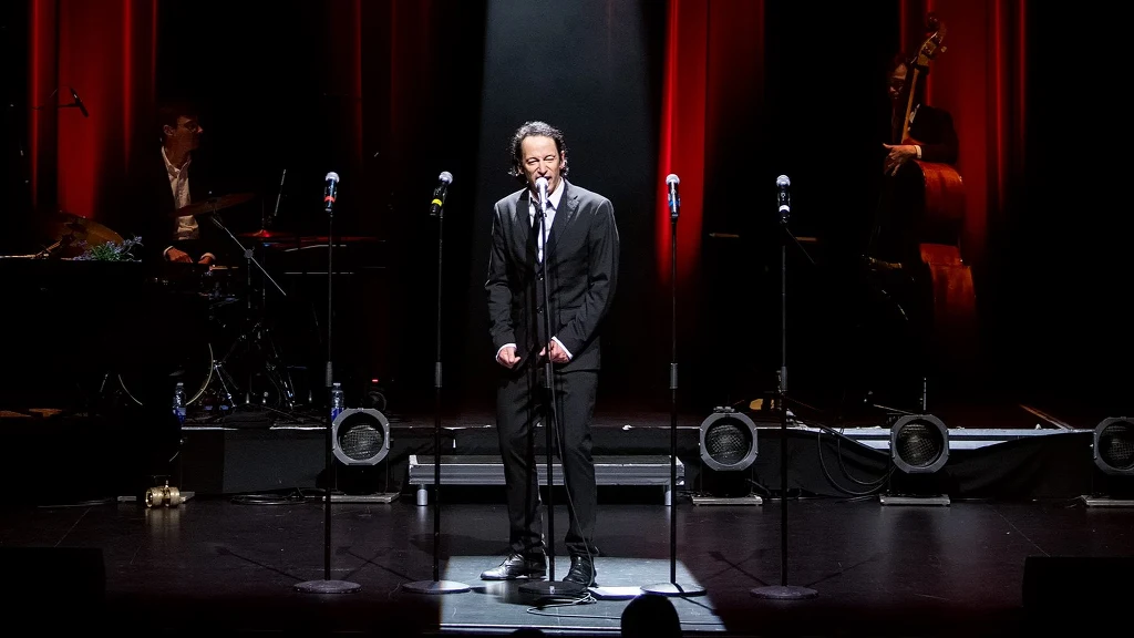 Olivier Laurent jako Jacques Brel w "Brel! Le spectacle"