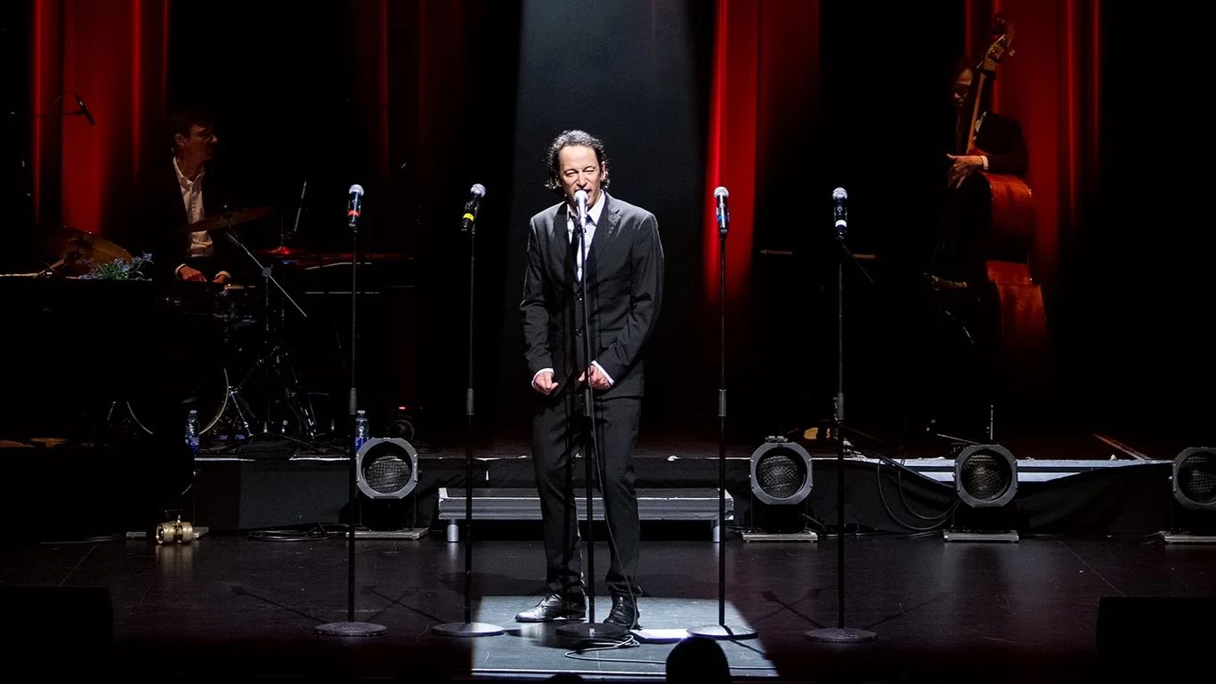 Olivier Laurent jako Jacques Brel w "Brel! Le spectacle" Olivier Laurent jako Jacques Brel w "Brel! Le spectacle"