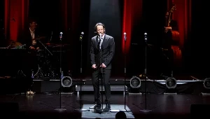 Olivier Laurent jako Jacques Brel w "Brel! Le spectacle"