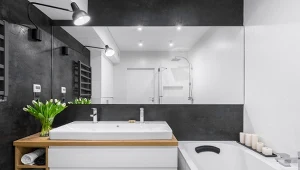 Czarny grzejnik w aranżacji nowoczesnej łazienki