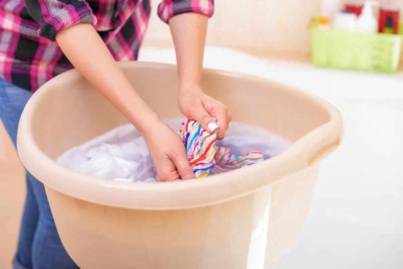 Z kolorowych tkanin możemy pozbyć się plam za pomocą soku z cytryny