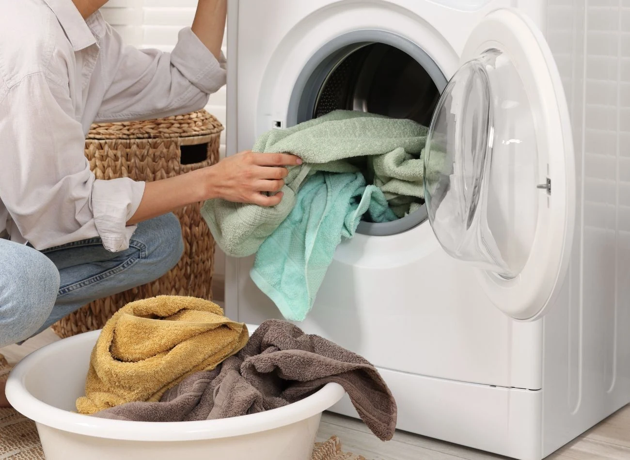 Ocet świetnie dezynfekuje, a soda pomaga usunąć uporczywe plamy, ale należy używać ich z umiarem.