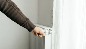 Ustawisz termostat na odpowiednią temperaturę, oszczędzisz na ogrzewaniu.