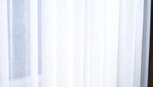 W jak wybielić szare i pożółkłe firanki? Jest na to świetny domowy sposób.