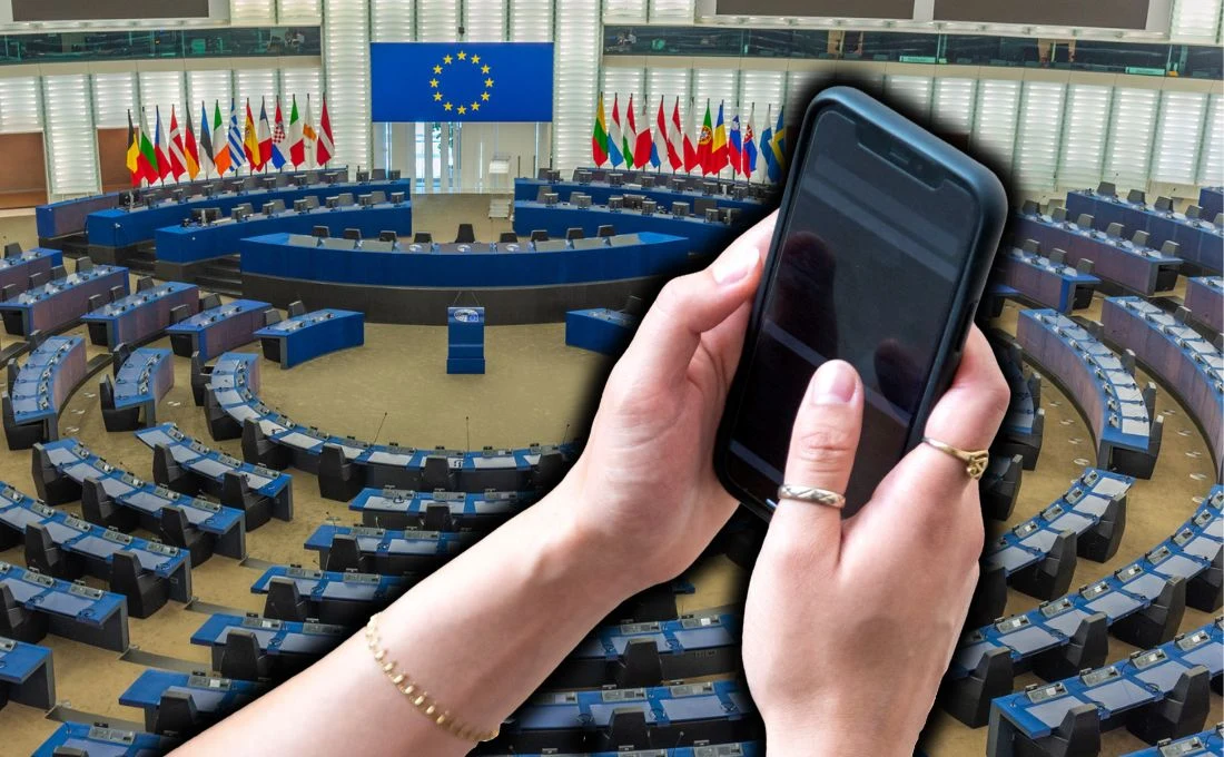 Parlament Europejski proponuje ograniczenia dla dzieci w social mediach Sala obrad Parlamentu Europejskiego z pustymi miejscami oraz kobieca dłoń trzymająca smartfona na pierwszym planie, z widocznymi flagami państw Unii Europejskiej i symbolem UE na błękitnym tle.
