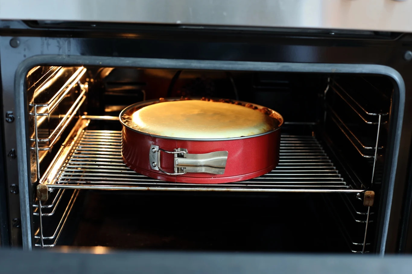 Sernik najlepiej piec na środkowej półce w piekarniku. Umiejscowiony zbyt wysoko szybko się przypali 
