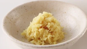 Starty surowy imbir warto w sezonie przeziębień dodawać do lekko przestudzonej herbaty