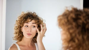 Koniec z ziemistą cerą. Jeden ruch i wyglądasz jak po weekendzie w SPA