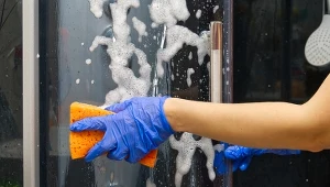 Wymieszaj dwa składniki i spryskaj kabinę prysznicową. Będzie lśnić