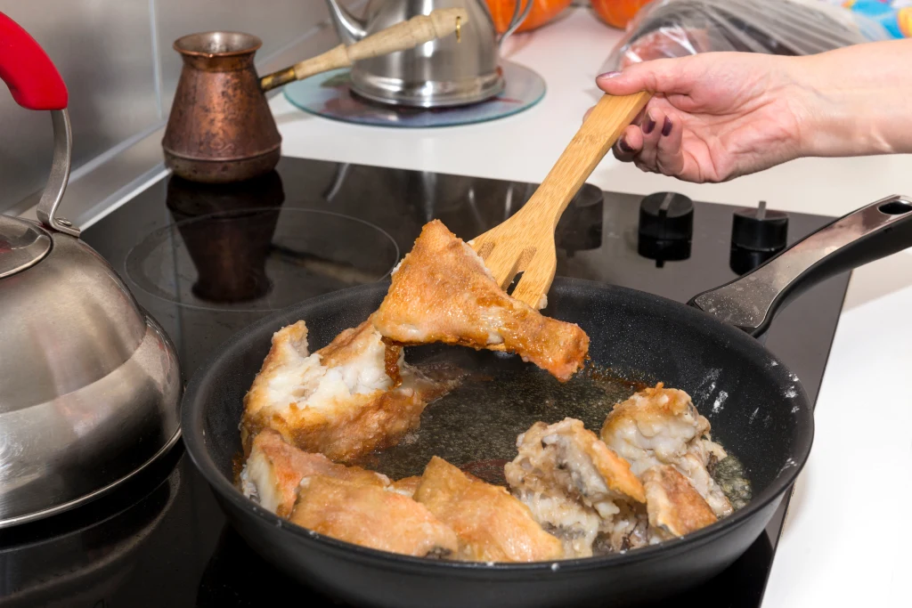 Masz dość zapachu ryby w trakcie smażenia? Warto wypróbować te sposoby