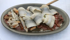 Babcina metoda, by śledzie były jędrne i pyszne. Wystarczy 30 minut