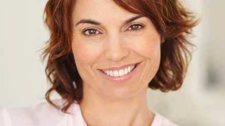 5 produktów z apteki, które odmładzają i pielęgnują lepiej niż drogi krem. Idealne dla dojrzałej skóry