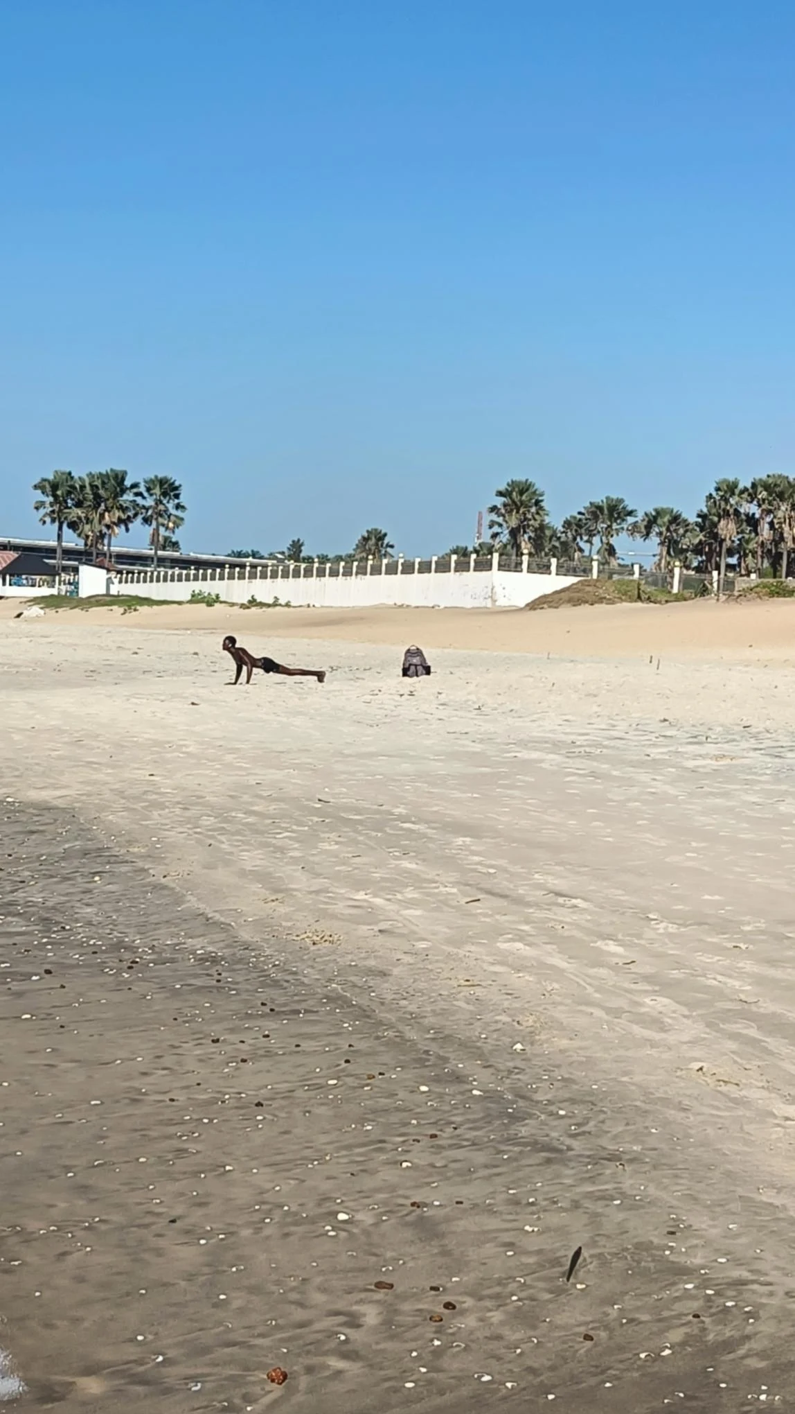 Jeden z bumstersów,których można spotkać na plaży robi pompki
