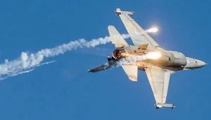 Pilot F-16 odparł ogromny atak rakietowy na swój myśliwiec