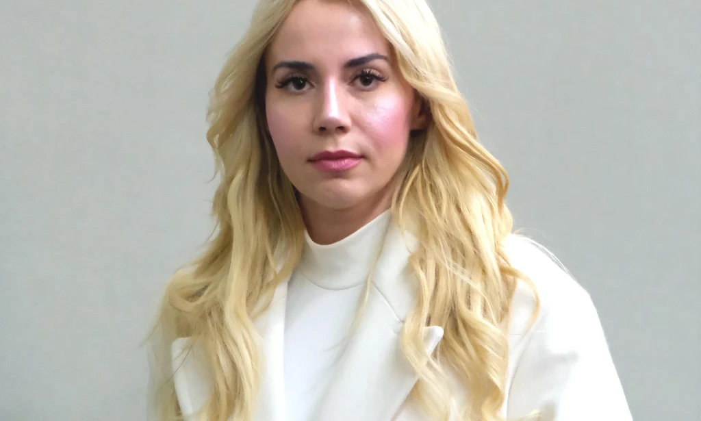 Marianna Schreiber znów jest zakochana? Blondynka o długich włosach ubrana w elegancki, biały strój, pozuje na neutralnym tle.