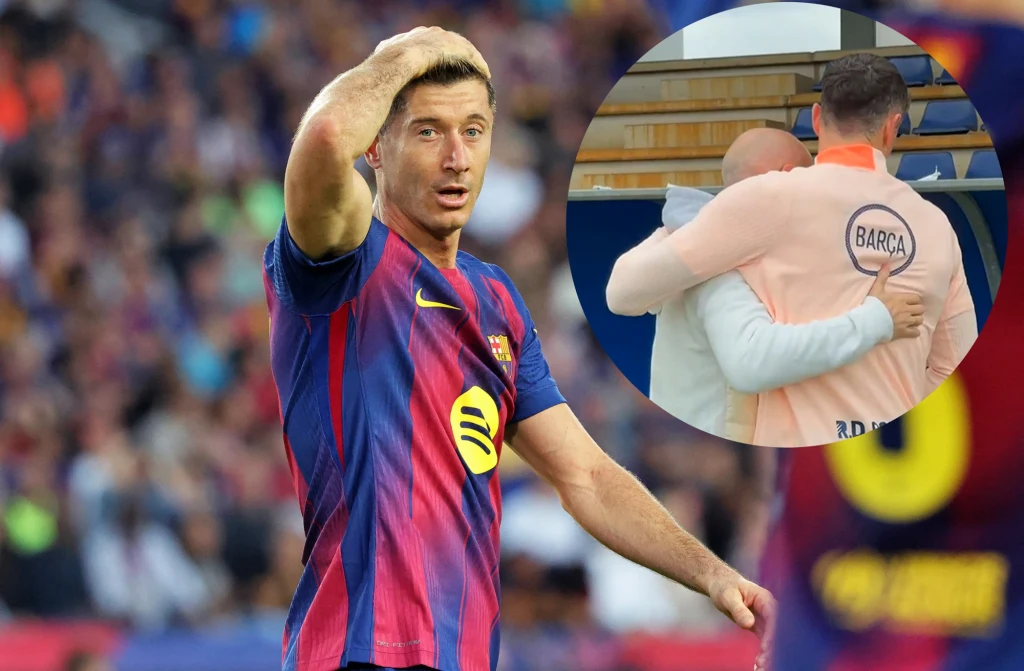 Piłkarz w koszulce FC Barcelony trzyma się za głowę na tle trybun wypełnionych kibicami, a w okrągłym powiększeniu widać dwóch mężczyzn obejmujących się, jeden w bluzie z napisem 'Barça'