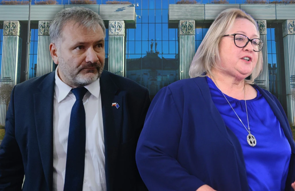 Małgorzata Manowska reaguje na słowa Waldemara Żurka Dwoje ubranych formalnie ludzi stoi na tle nowoczesnego budynku z kolumnami i szklaną fasadą, kobieta w okularach i niebieskiej sukni mówi lub gestykuluje, mężczyzna w garniturze patrzy lekko w bok.