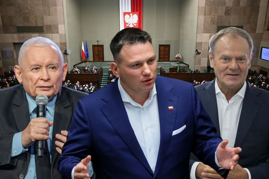 Trzech polityków na tle sali sejmowej z polską flagą, w środku mężczyzna w granatowej marynarce gestykuluje, po bokach dwaj pozostali politycy w jasnych koszulach, jeden trzyma mikrofon.