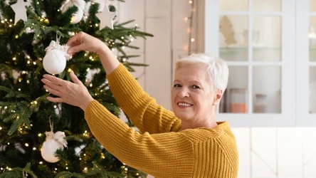 Jak ubrać choinkę? W tym roku postaw na ozdoby w tych odcieniach